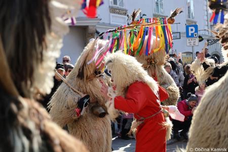 Kamnik so obiskali koranti iz Zamušanov pri Ptuju in v mestno jedro privabili nepregledno množico, željno ogleda tradicionalne pustne šege (14)